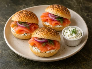 Mini sandwich cu somon afumat