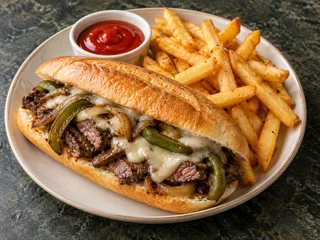 Steak sandwich cu cartofi prăjiți