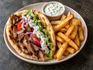 Gyros de porc cu tzatziki și cartofi prăjiți