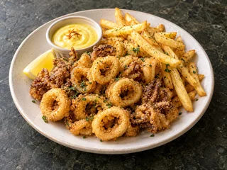Calamari fritti cu cartofi prăjiți și aioli cu șofran